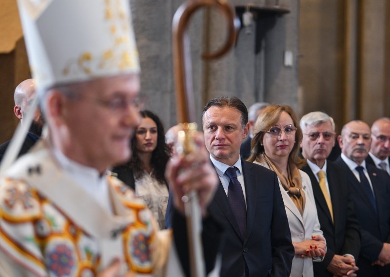 FOTO Prvi red rezerviran: Pogledajte koji su političari bili na misi u zagrebačkoj katedrali