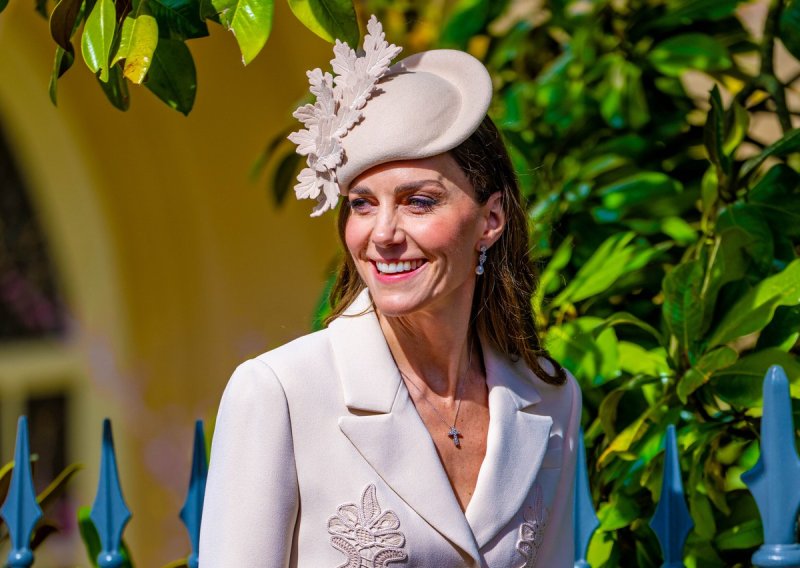 Odjeća umjesto riječi: Skriveno značenje bijelog outfita Kate Middleton na uskršnjoj misi
