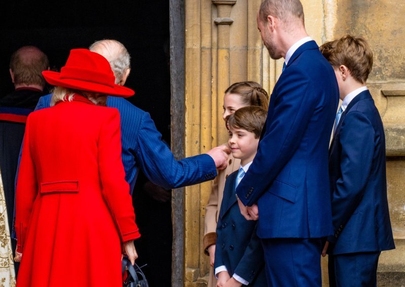 Prekršio protokol: Presladak trenutak kralja Charlesa i princeze Charlotte ispred crkve