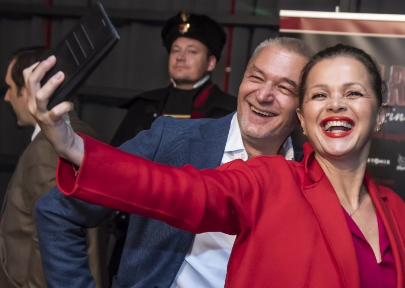 Ma tko bi joj dao 52? Sandra Bagarić nasmijala sve tortom koja 'prkosi godinama'