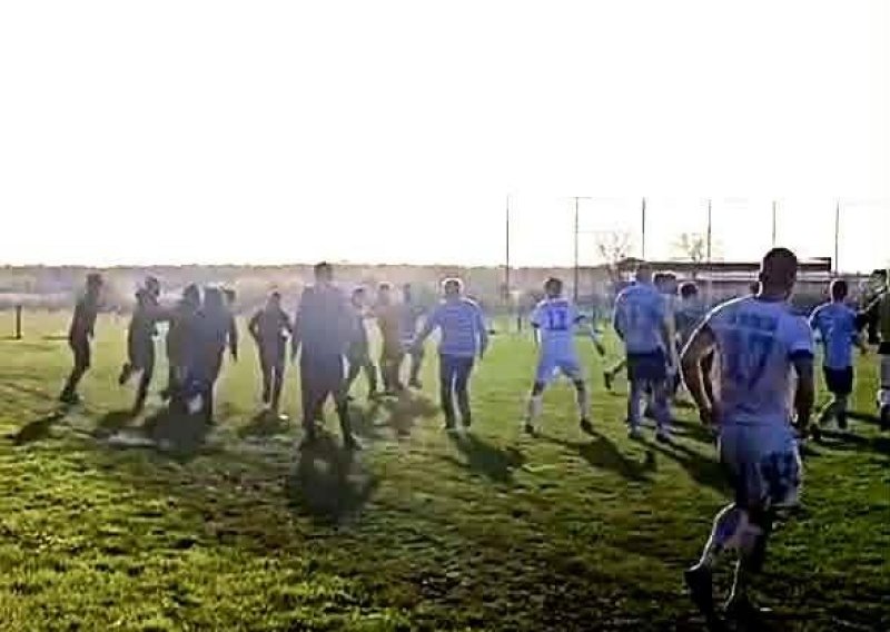 Kaos na utakmici u Srbiji: Huligani upali na teren, krenuli udarati igrače i trenere