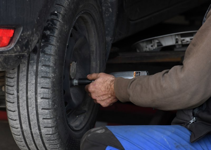 Većina vozača ovo ignorira nakon promjene guma. Može završiti vrlo opasno