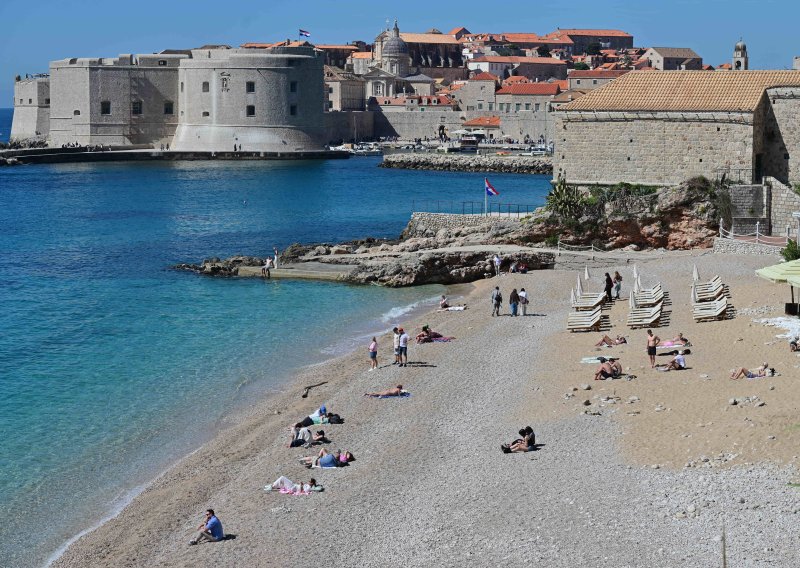 Ljeto se vratilo, ako pitate hrabre kupače: Pogledajte bajkovite prizore iz Dubrovnika