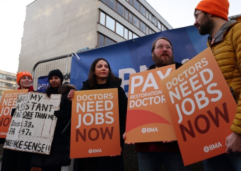 Istekao Starmerov ultimatum, britanski liječnici i specijalizanti u štrajku