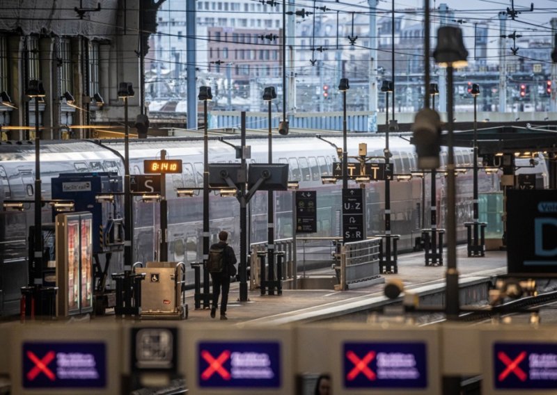 Sudar vlaka i vojnog kamiona u Francuskoj, strojovođa poginuo, više ozlijeđenih