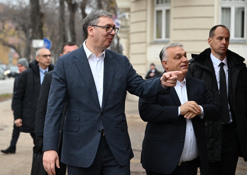 Video iz vlaka ponovno hit: Vučić i Orban mašu 'nevidljivim' ljudima