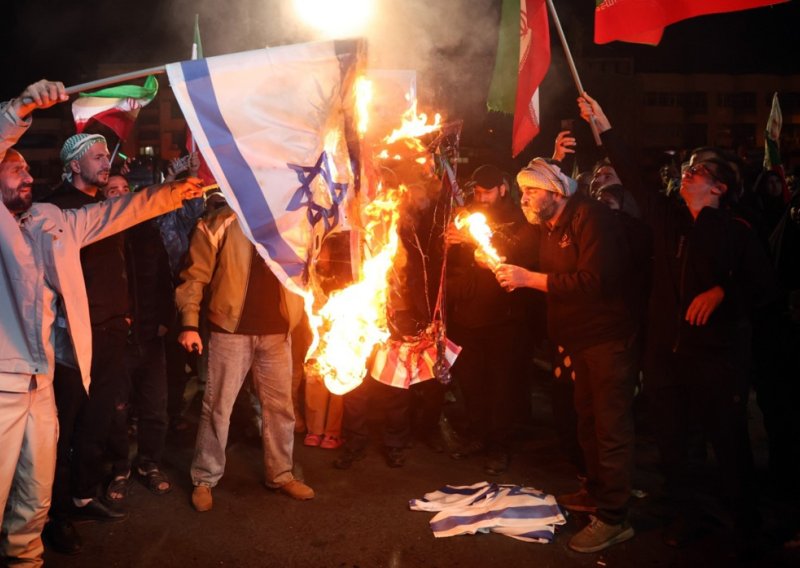 FOTO Pogledajte prizore iz Teherana: Pale zastave, Izrael reagirao: Slijedi li novo zaoštravanje?