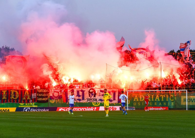 Policija otkrila kako je jedan navijač na tribinu želio prošvercati čak 17 baklji