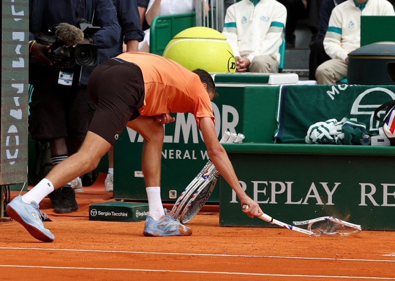 Sramotan poraz Medvedeva u Monte-Carlu: Divljao, razbijao rekete i izgubio 6:0, 6:0