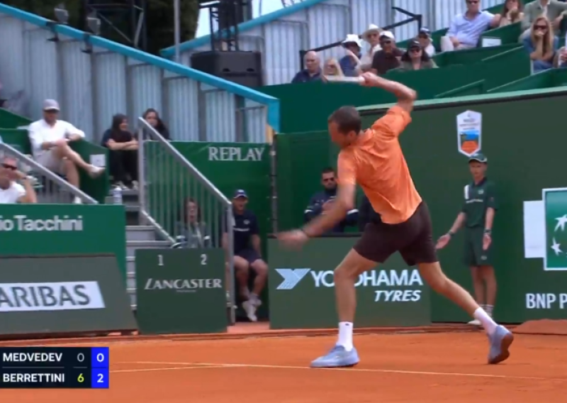 Pogledajte bizarne scene u Monte-Carlu. Bijesni Medvedev rastura rekete, a publika viče 'Ole!'