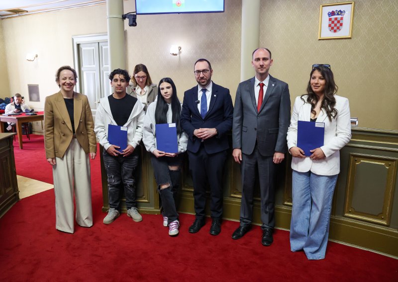 Uručeno 108 ugovora o Stipendiji Grada Zagreba učenicima i studentima romske manjine