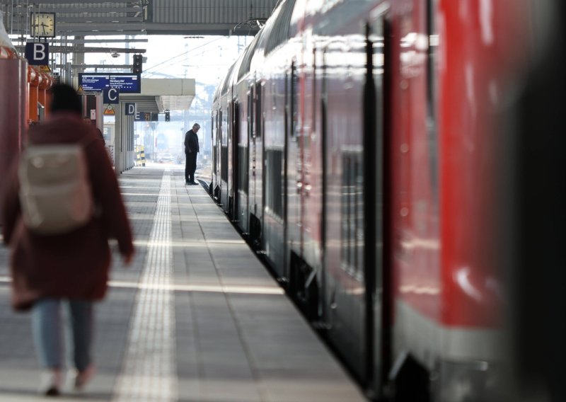 Kaos na kolodvoru u Münchenu: Žena ugrizla željezničara da uđe u vlak