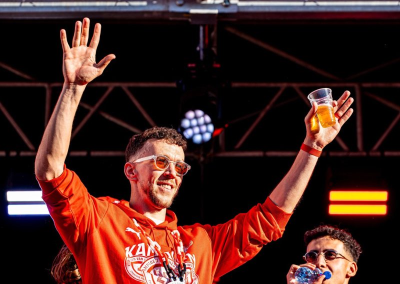 Pogledajte kako je Ivan Perišić zapalio atmosferu na proslavi titule PSV-a