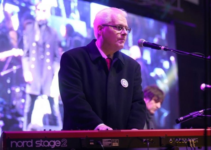 Josipović odsvirao 'Ja volim samo sebe'