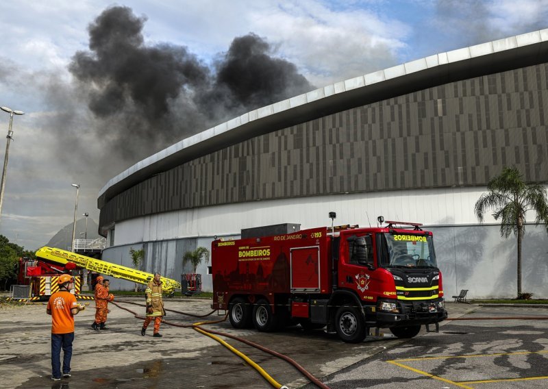 Šokantni prizori: Vatra progutala krov stadiona