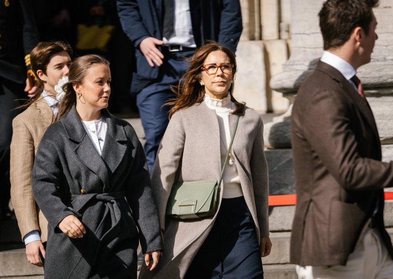 Zaboravite dosadna izdanja: Kraljica Mary isfurala čizme koje obožava i Kate Middleton