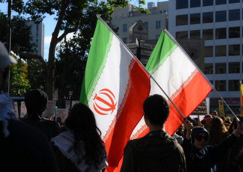 Iran tvrdi: 26 milijuna dobrovoljaca želi u vojsku