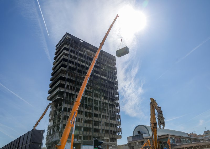 Počelo rušenje Vjesnika: 'Do kraja tjedna steći će se uvjeti za otvaranje podvožnjaka'