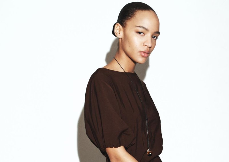 Jedan detalj čini ovu Zarinu haljinu savršenim komadom za ljubiteljice tihog luksuza