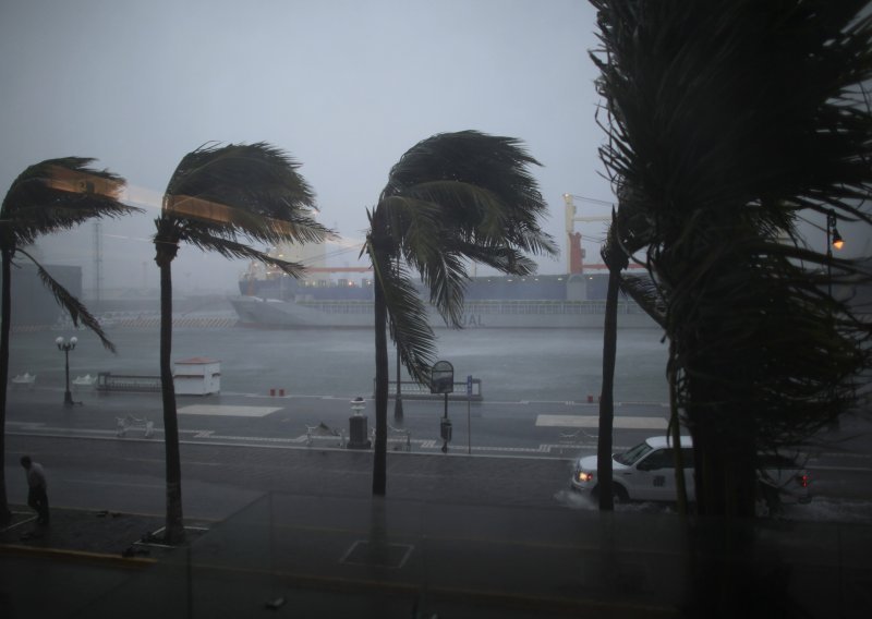 Uragan Karl udario na obalu Meksičkog zaljeva