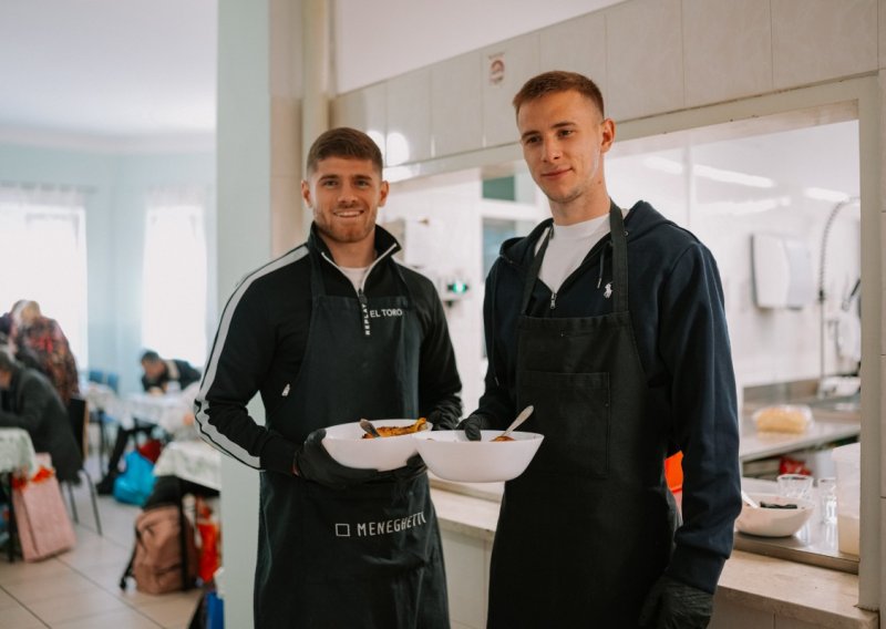 Kovačević i igrači dijelili obroke u pučkoj kuhinji