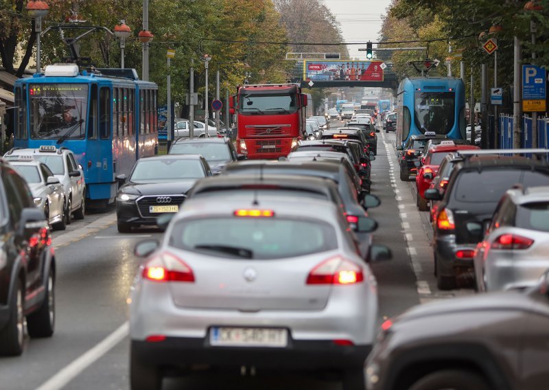 Kaos na Savskoj: Tramvaj iskočio iz tračnica