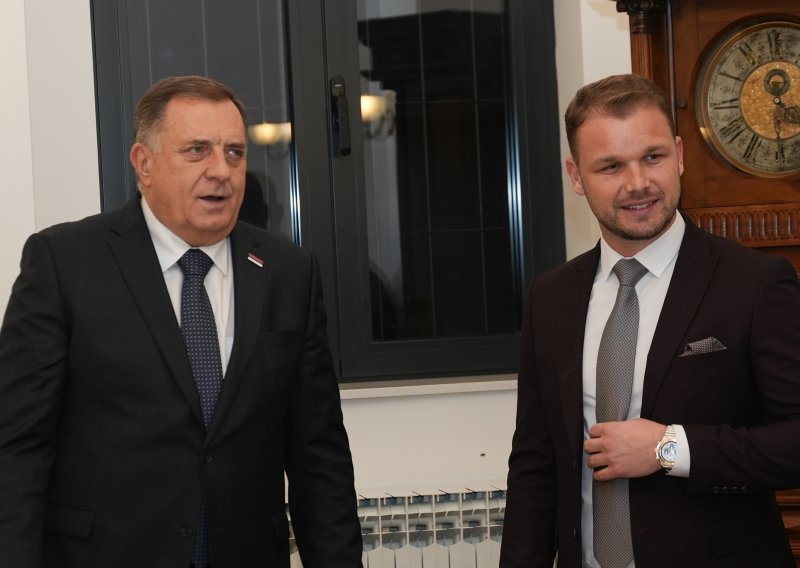 Stanivuković odbio stati pored Dodika: 'Ajmo, nemoj za*ebavati!'