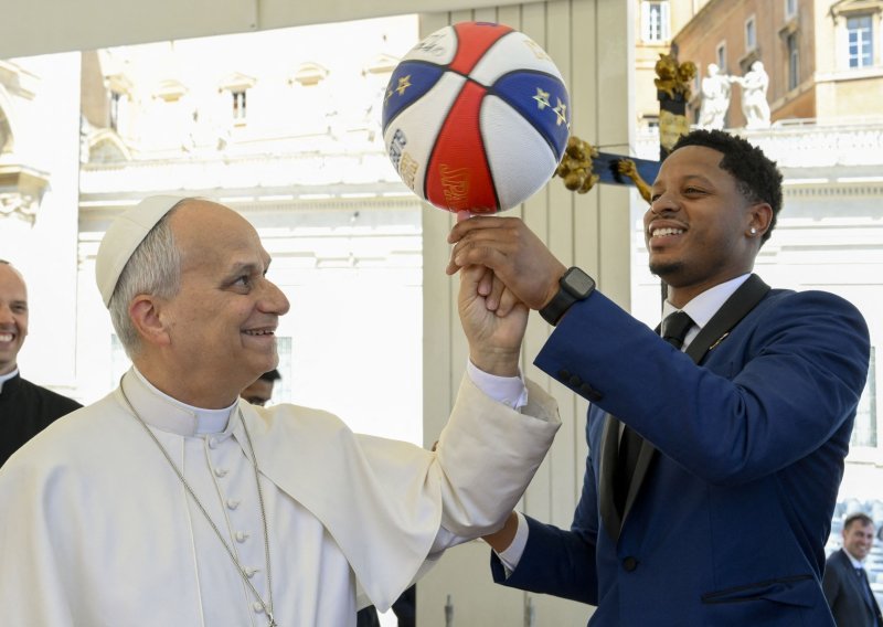 Snimka pape Lava XIV. kruži internetom: Prihvatio izazov pa na Trgu sv. Petra pokupio ovacije