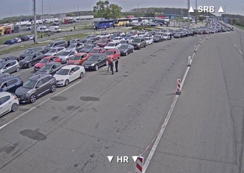 FOTO Kaos na Bajakovu: Djeca iz Srbije satima zaglavljena, kolone stoje