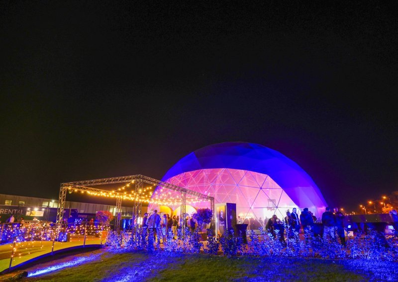 Brojni poznati pohrlili na otvorenje nove event kupole u Zagrebu, večer kulminirala showom na nebu: ‘Ovo je drugačije od svega što smo imali’