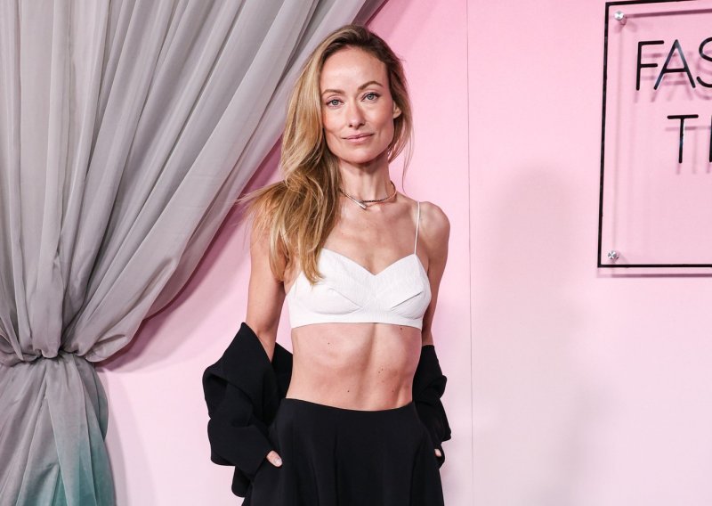 Sve je iznenadila: Olivia Wilde u minijaturnom topiću otkrila isklesane trbušnjake