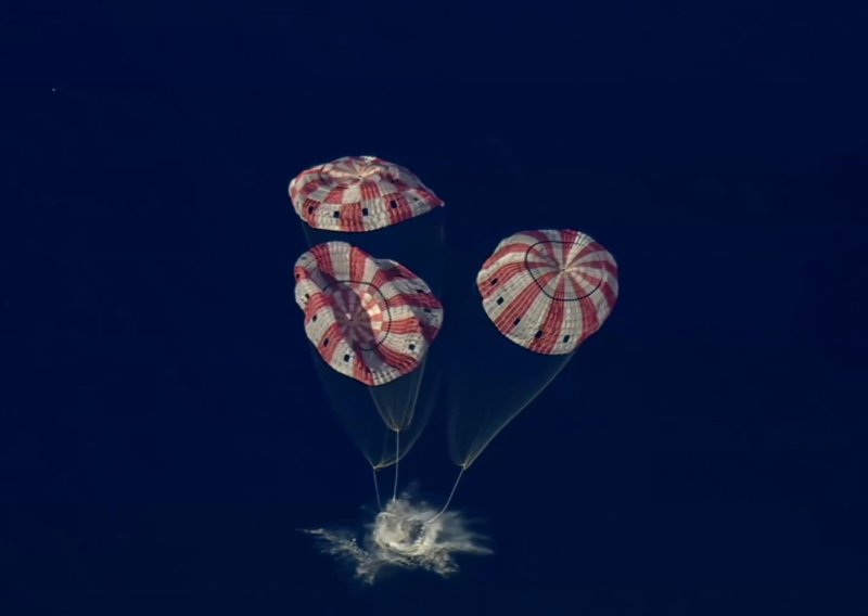 Spektakularan povratak s Mjeseca noćas su pratili milijuni: Pogledajte kako je kapsula udarila u ocean nakon vatrenog prolaska