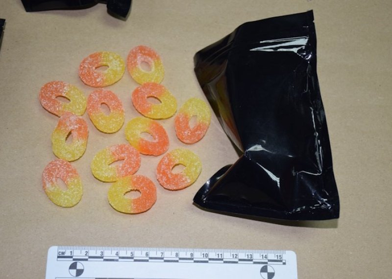 Mladić preprodavao sumnjive gumene bombone i parilice, uhvatila ga policija