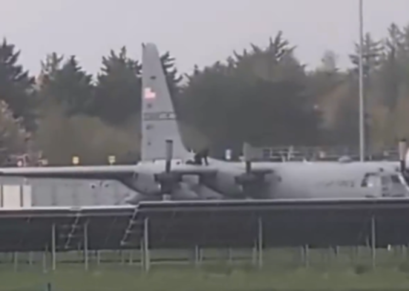 Incident na irskom aerodromu: Muškarac se popeo na američki vojni avion i oštetio ga sjekirom
