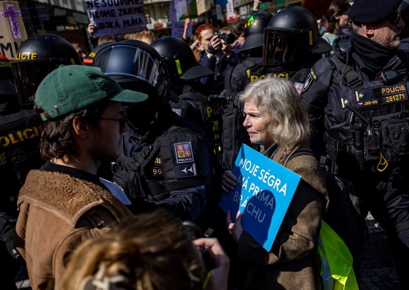 Tisuće se okupile za i protiv prava na pobačaj u Pragu: Nekoliko privredenih
