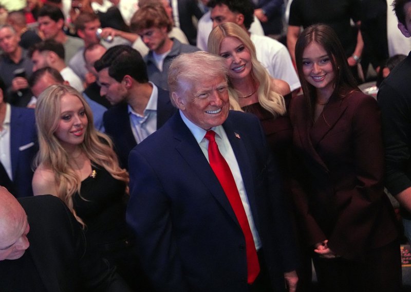 Nakon glasina o narušenom zdravlju, Donald Trump kćeri i unuku poveo na UFC večer