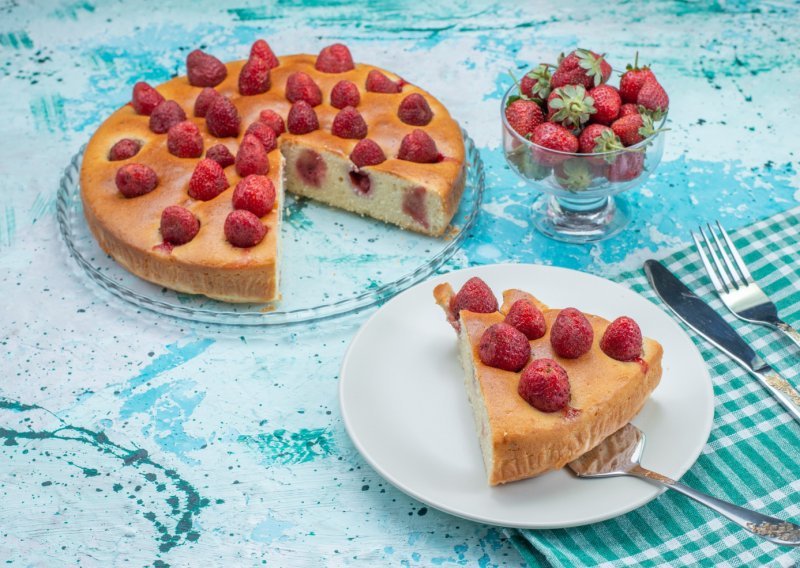 Ovaj kolač s jagodama nikad ne dočeka drugi dan, a brzo i lako se priprema