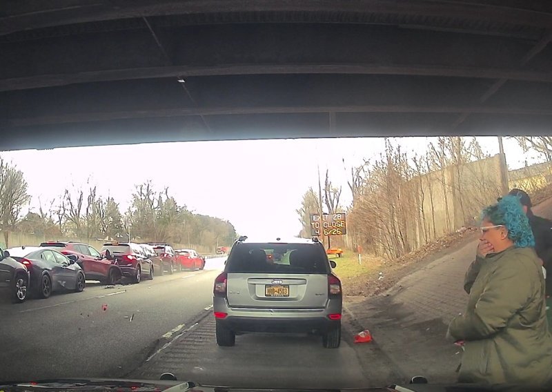 Trenutak nepažnje i kaos: Pogledajte lančani sudar više od 10 automobila