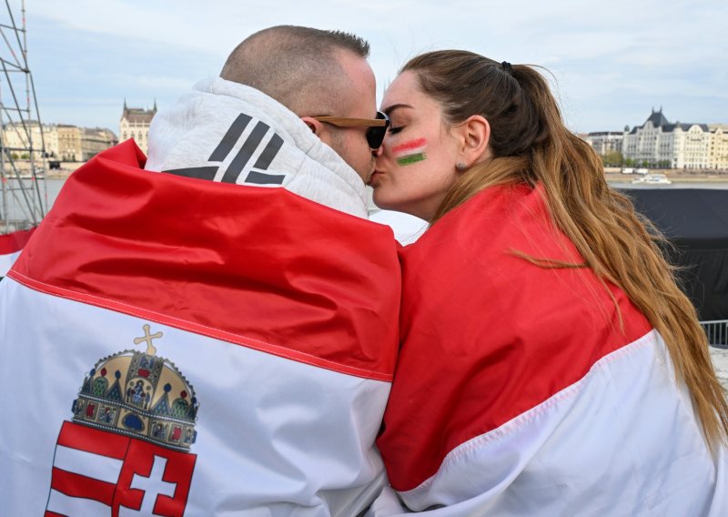 FOTO Opće veselje nakon prvih rezultata: Magyar potopio Orbana