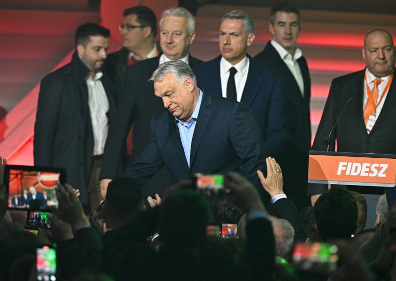 Fotografije koje će ući u povijesti: Orban s tugom u očima pozdravlja svoje birače