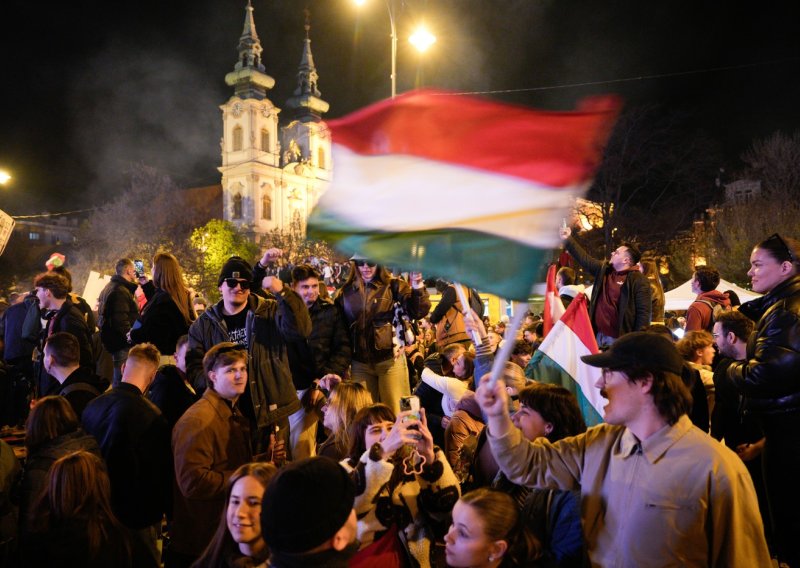FOTO Budimpešta slavila pad Orbana: Gotovo je, osjećam se nevjerojatno!