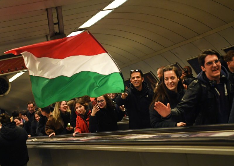 'Ruszkik haza!' odzvanjao je sinoć metroom u Budimpešti: Slogan koji je obilježio pad Orbána
