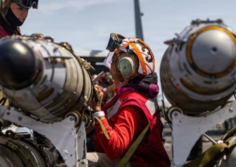 Ovo se nije dogodilo još od Vijetnamskog rata: Što se događa na najmoćnijem nosaču aviona?