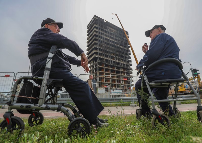 Franjo i Drago svaki dan sjednu ispred Vjesnika i prate rušenje: 'Teško nam je ovo gledati...'
