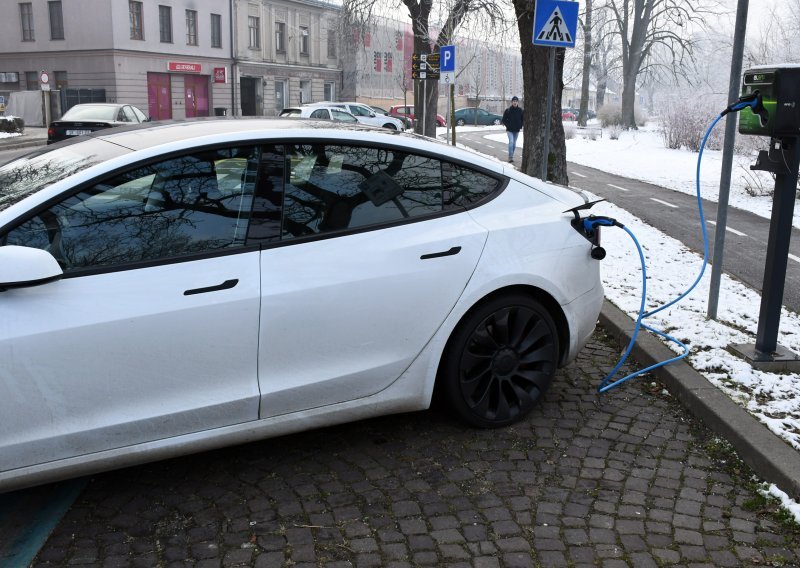 Vožnja na struju nikad nije bila ovako isplativa: Benzinci i dizelaši sada su znatno skuplji