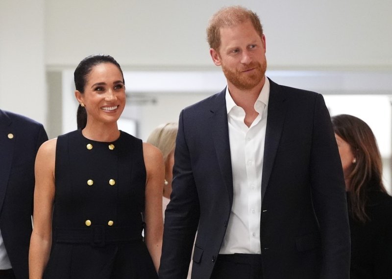 Besprijekoran chic: Meghan Markle nosi haljinu koja osvaja odličnim krojem