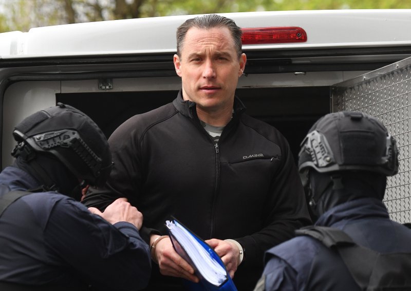 FOTO Srđan Mlađan pod jakim osiguranjem stigao na sud, pri ulasku dobacio poruku novinarima