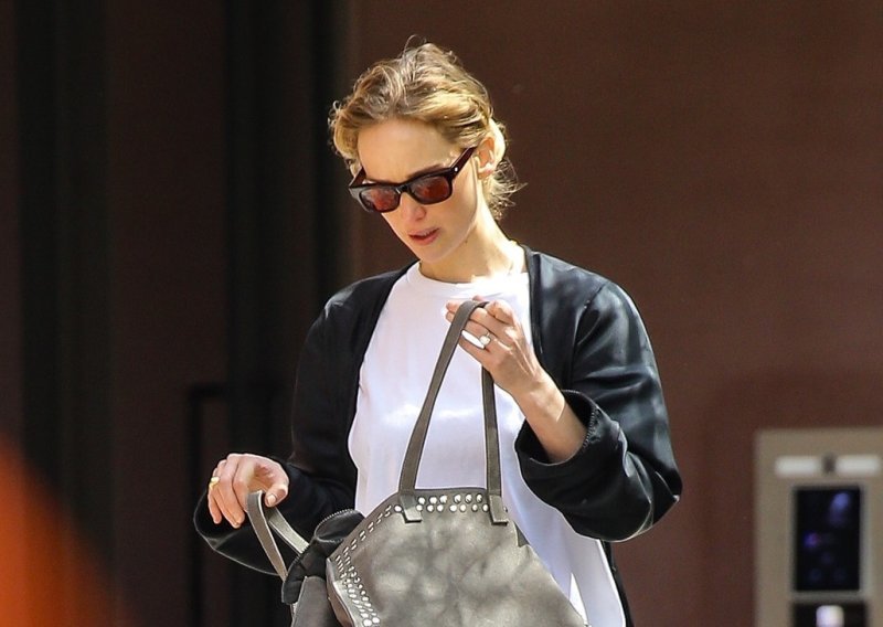 Spojila nespojivo i totalno pogodila: Tenisice zamijenila najpopularnijim natikačama