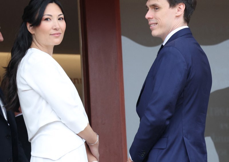 Značajni pogledi i poljubac pred svima: Unuk Grace Kelly nije se suzdržavao na tribinama