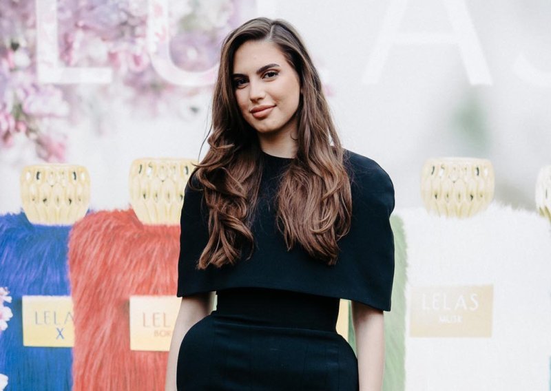 Noge u prvom planu: Jolina mezimica bila je magnet za poglede u mini haljini